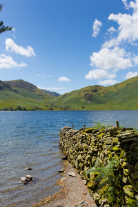 克拉莫克水西湖区北西与英国巴特米尔湖和 Loweswater 的夏日，蓝天与白云之间