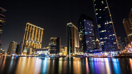 阿联酋迪拜码头的夜景图片