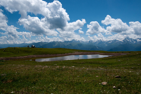 在山中徒步旅行