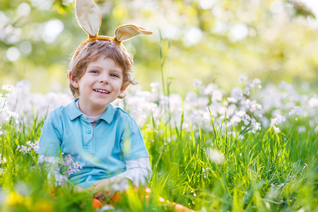 可爱的快乐孩子复活节兔子耳朵穿绿色的春天