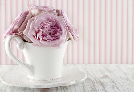 杯子装满了一束粉色玫瑰