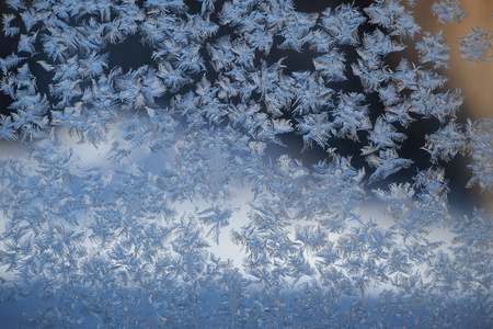 在窗口在冬天的雪花