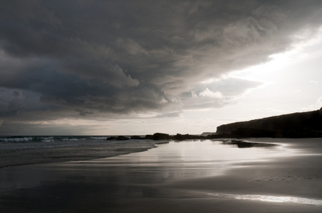 Las Catedrales 海滩里, 瓦德奥，西班牙。一场风暴在到达