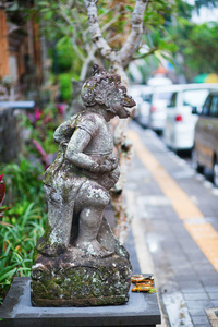 在巴厘岛的传统巴厘岛雕塑
