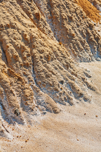 堆沙子在山脚下的形式