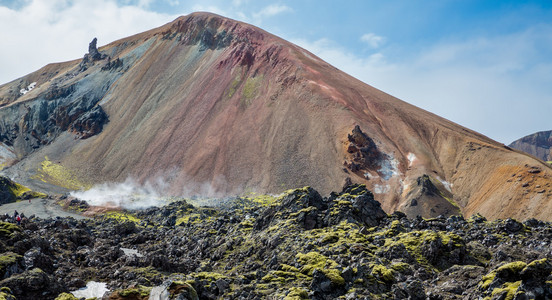 游客在 Landmannalaugar 令人难以置信的熔岩景观，冰岛