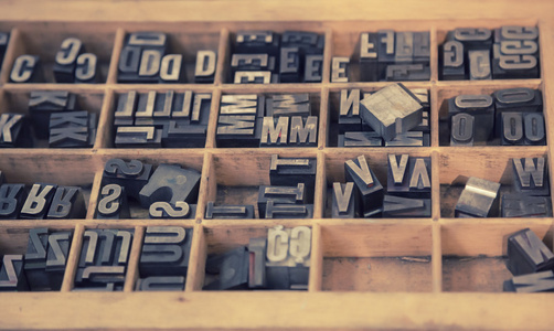 在木盒子里的排印字母