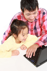 日本父亲和女儿在笔记本计算机上