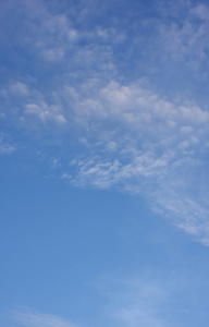 白云在蓝蓝的天空上