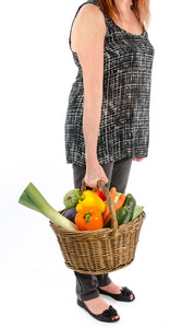 女人抱着一篮子的蔬菜