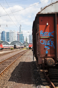 Rails 在德国法兰克福，在后台天际线与主站的铁路运输
