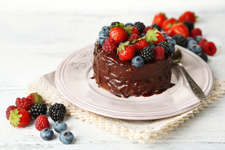 与不同的莓果巧克力蛋糕图片