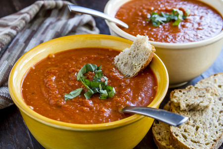 新鲜的自制西红柿汤