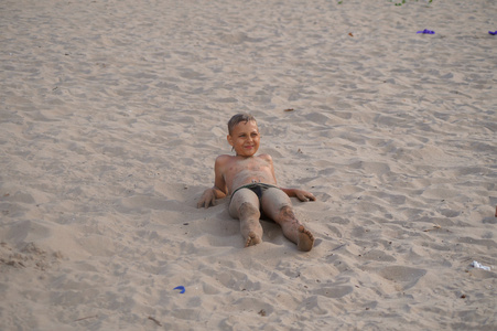 男孩在沙滩上玩耍