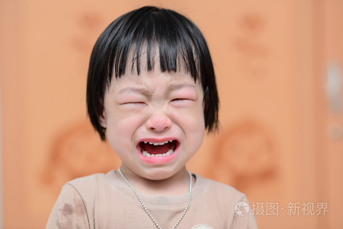 可爱的小女孩哭的肖像照片-正版商用图片1h6ne1-摄图新视界