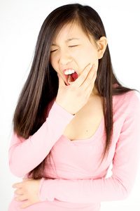 亚裔女子和牙齿问题和痛苦