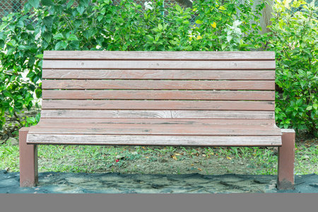 木坐在公园的长椅