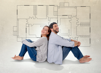 对年轻的夫妇做梦和成像他们在真实状态概念的新房子