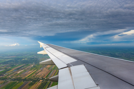 云的天空视图从空中飞机窗口