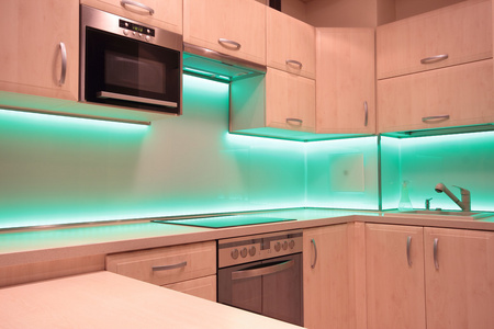 现代豪华厨房与绿色带领照明