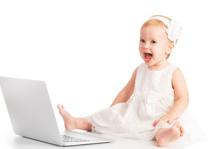 女婴在膝上型计算机