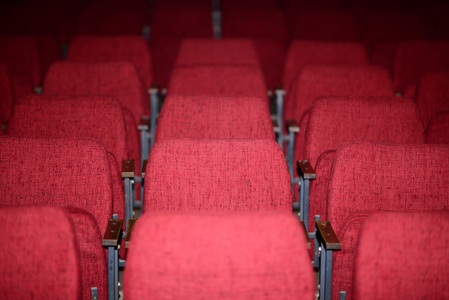 空的红色座椅，电影院剧场会议或音乐会