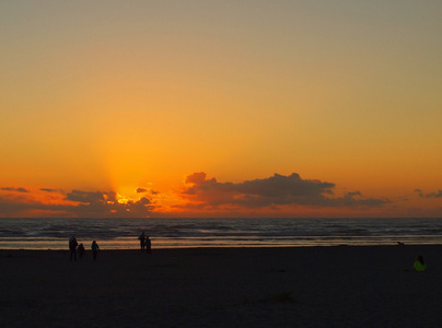 金色的夕阳在海滩上图片