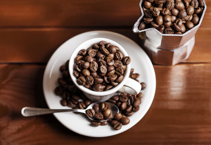 咖啡杯和完整的咖啡豆石英砂