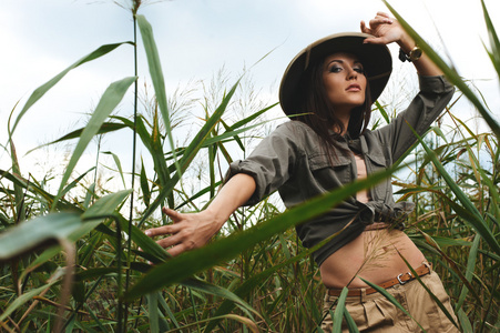 safari 在沼泽中的女人