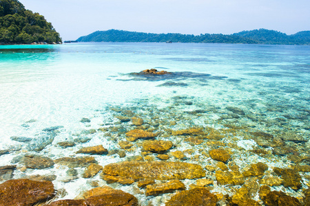 岩石 大海和蓝天利普岛泰国