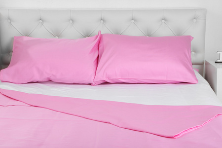 在床上的粉红色的床单的床上