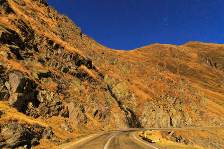 在 Fagaras 山上布满星星的夜空