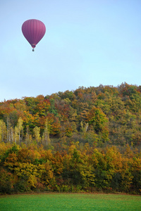 秋天的气球飞行