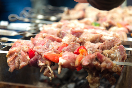 腌好的烤肉串 烤上金属串肉靠得很近