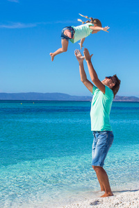 父亲和小女孩享受暑假