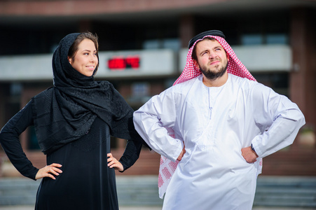 中东部阿拉伯语夫妇构成户外图片