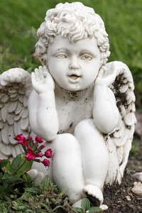 顽皮的天使雕像