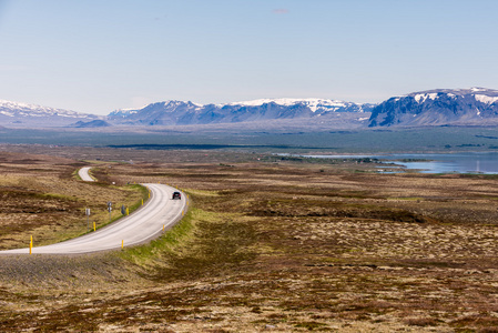 在冰岛铺平道路的风景