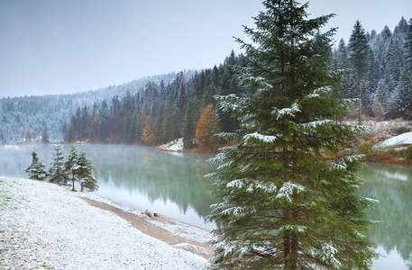 在巴伐利亚阿尔卑斯山的雪 Grubsee 湖。