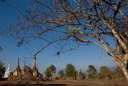 缅甸英勒湖佛教塔的风景。