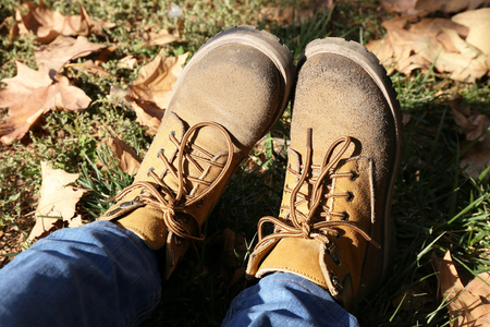 在草地上的靴子的脚