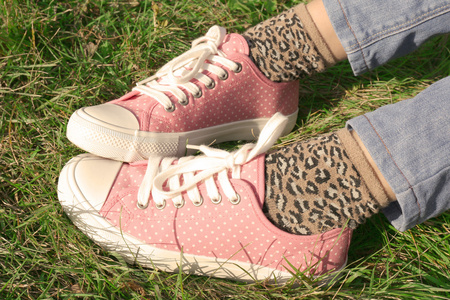 脚在草地上运动鞋