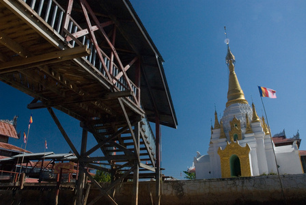 缅甸的木桥横跨运河到寺庙。