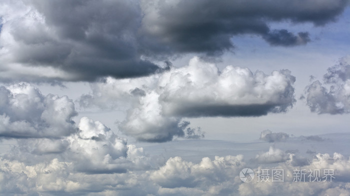 夏日天空中的雨云