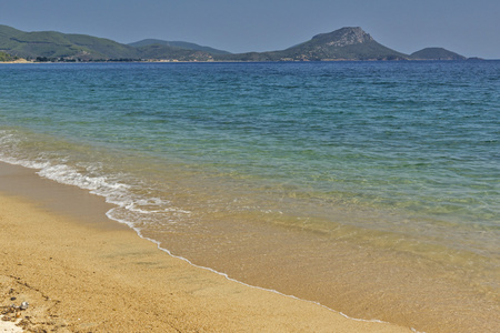 中央马其顿 Tristinika 海滩，Chalkidiki，遮阳伞和