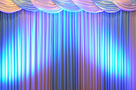 在舞台背景上灯火通明的窗帘图片