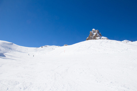 斜坡上滑雪度假村