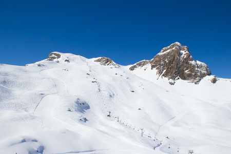 斜坡上滑雪度假村