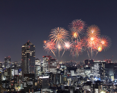 烟花在晚上庆祝在东京城市景观