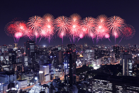 烟花在晚上庆祝在东京城市景观